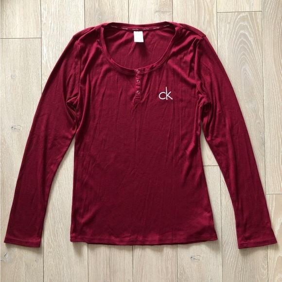 Calvin Klein Henley Neck Logo Embroidered Ribbed Long Sleeve Top in Burgundy M - Picture 1 of 10